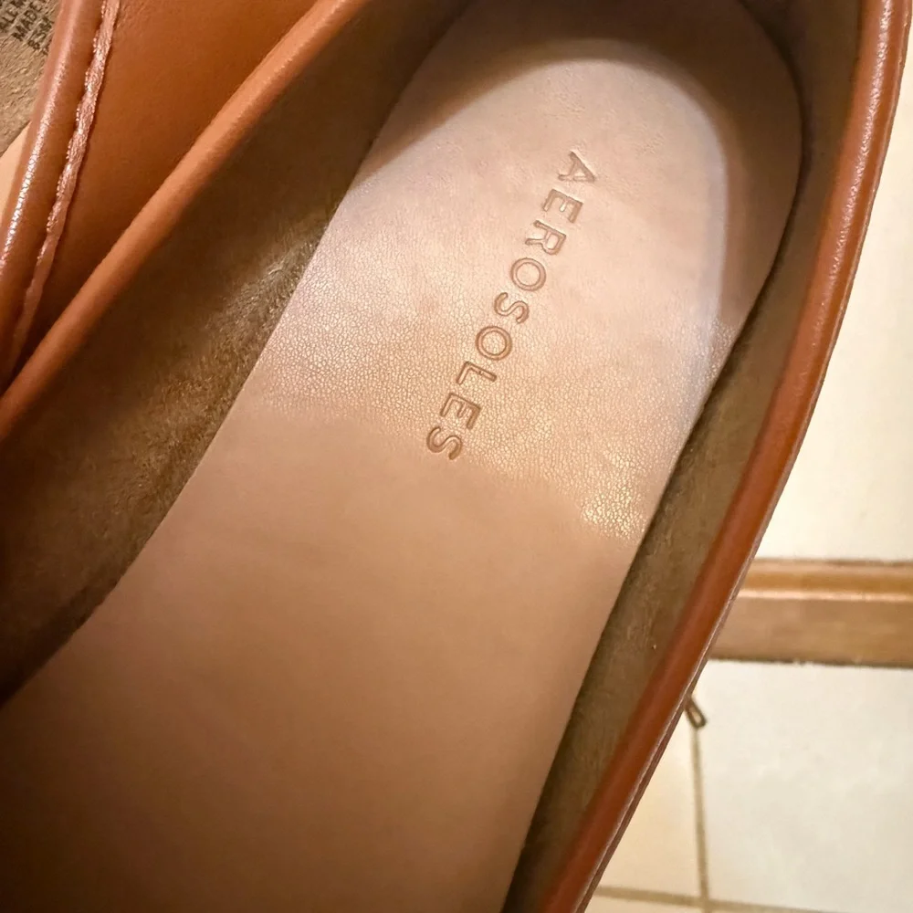 AEROSOLES | Tan Leather Loafers with Gold Chain